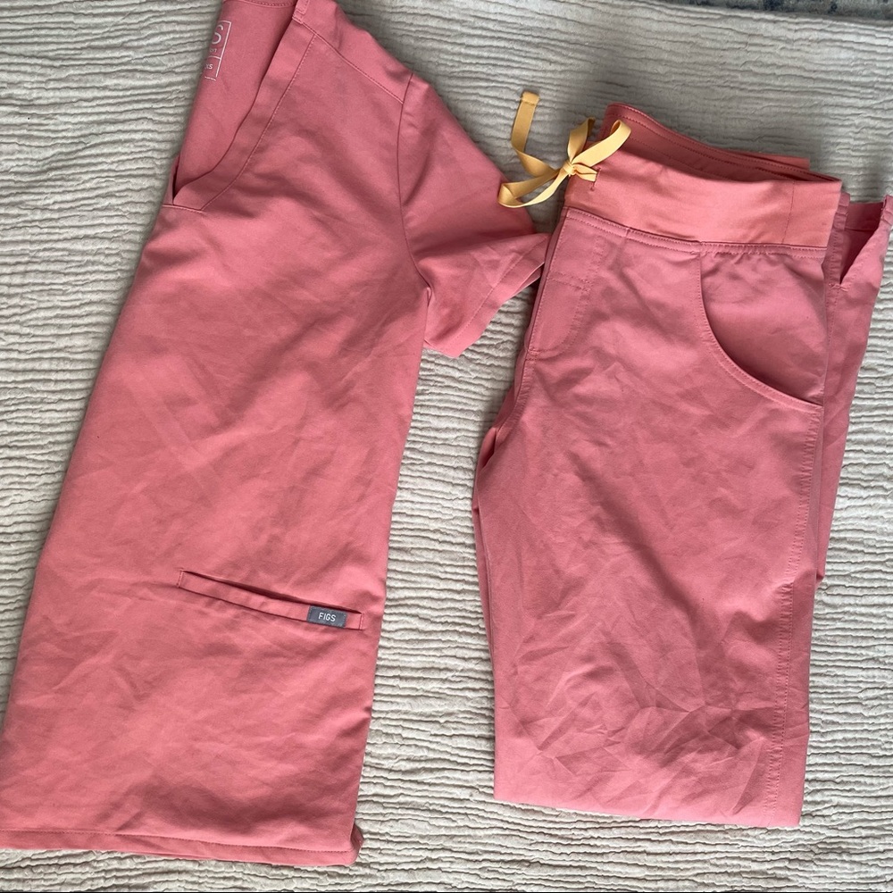 FIGS coral scrub set